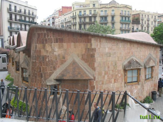 Барселона - церковно-приходская школа Гауди