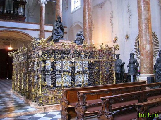 Инсбрук - гробница Максимилиана.