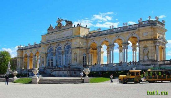 Дворец Шенбрунн - триумфальная арка