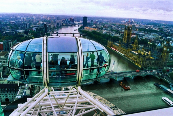 Вид из кабинки колеса обозрения